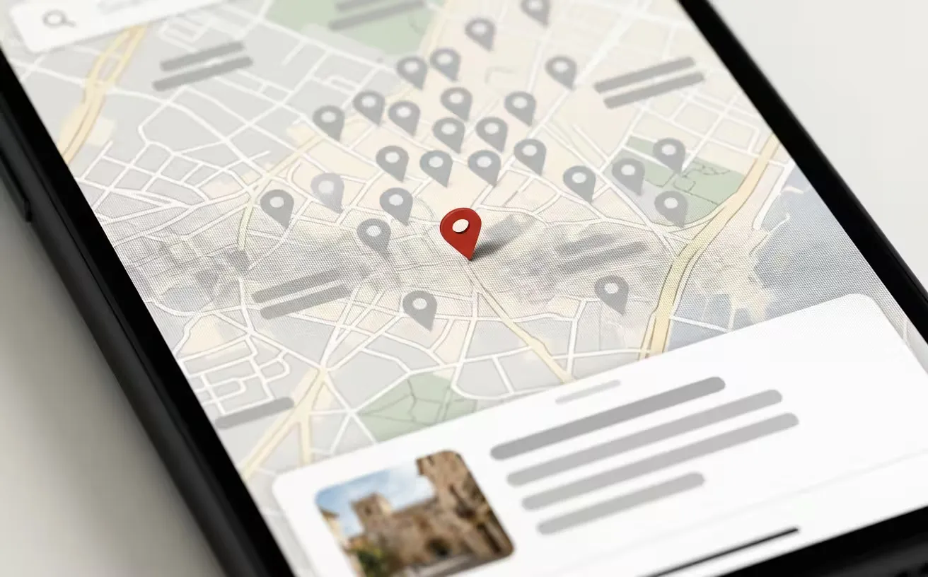Pantalla con un mapa de ciudad y una chincheta señalando la ubicación de un negocio